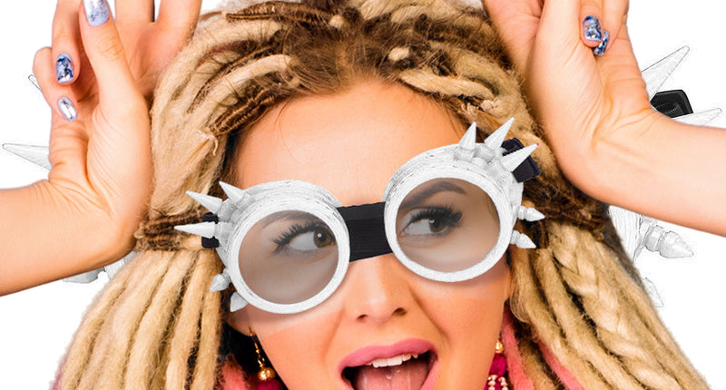 Bril steampunk wit met spikes op het voorhoofd gedragen bij een blonde dreadlockpruik op een themafeest