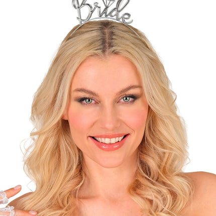 Bruids tiara dames close-up met dunne zilveren beugel in het haar
