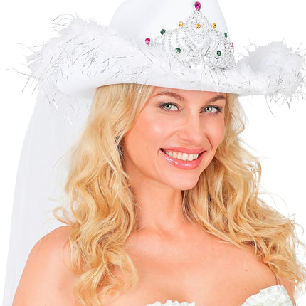 Bruidshoed op model: witte cowboyvorm met glansdraadjes, steentjes in het kroontje en sluier