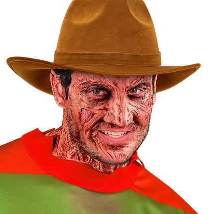 Bruine fedorahoed op een horrorlook met gestreepte trui en gehavende schmink, Halloween