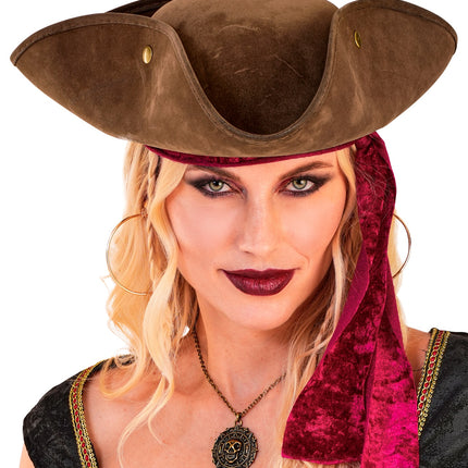 Bruine tricorn hoed gedragen door een vrouw in een piratenlook voor Halloween