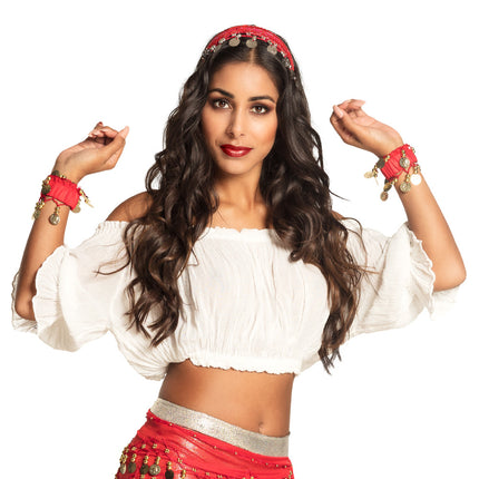 Buikdans hoofdband rood met een rij muntjes, gedragen bij een buikdanseressenoutfit op een themafeest