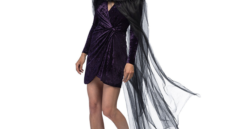 Cape Carmilla in het zwart, doorschijnende tule met hoge fluweelachtige kraag, gedragen voor Halloween