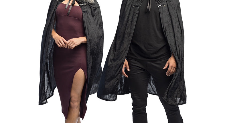 Cape Crimson vampier in zwart met grijze kraag, gedragen door een vrouw en een man voor Halloween