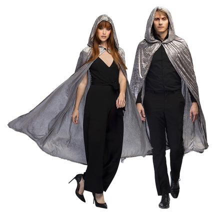 Cape Dawn grijs met kap, gedragen door dame en heer over zwarte kleding voor Halloween