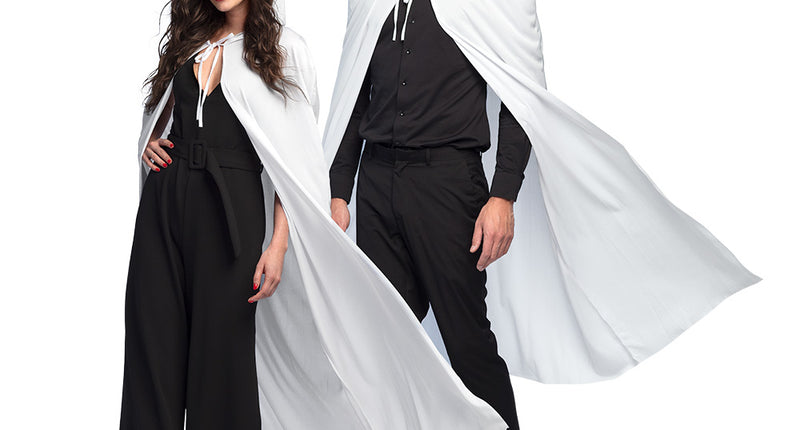 Cape Dusk wit, lange witte cape met kap, gedragen door een vrouw en man over zwarte kleding