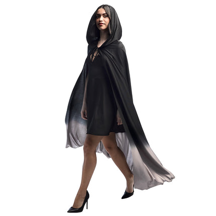 Cape Fade zwart/grijs bij dames, kap op en grijze zoom die uitwaait tijdens het lopen