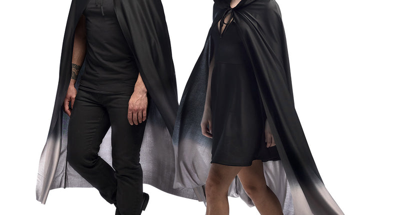 Cape Fade zwart/grijs met kap, gedragen door een man en een vrouw bij een Halloween-outfit