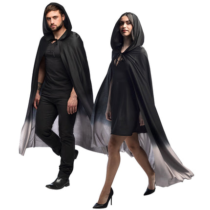 Cape Fade zwart/grijs met kap, gedragen door een man en een vrouw bij een Halloween-outfit