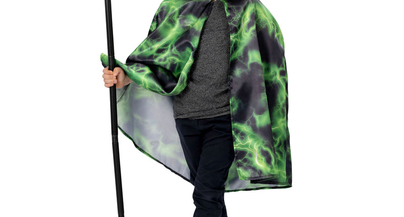 Cape met kap Carlos met groene bliksemprint, gedragen door een jongen met opgezette kap