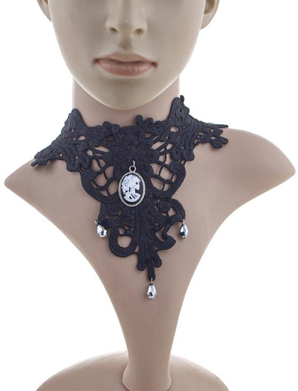 Choker zwart van kant met witte schedelcamee en zilverkleurige druppels, gedragen om de hals