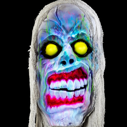 Close-up van de hangende demon met blauw-paars oplichtend gezicht, gele ogen en grote tanden