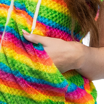 Close-up regenboog pluche in groen, geel, oranje, roze en blauw bij de voorzak