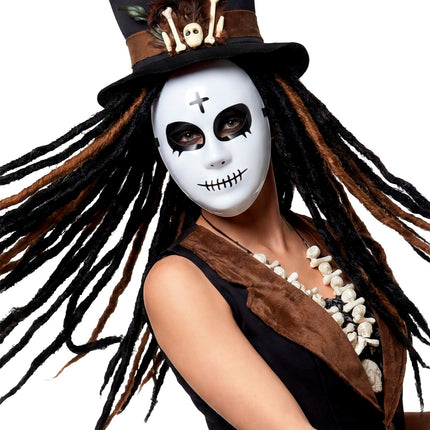 Close-up satanisch masker met dreadlockpruik en zwarte hoge hoed voor griezelfeest