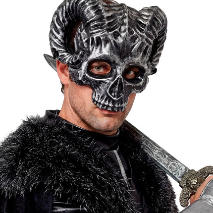 Close-up schedel masker ram: grijnzend gebit en gedraaide ramshoorns in zilvergrijs