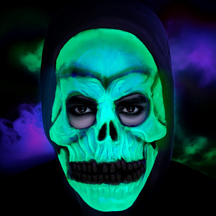 Close-up schedelmasker dat groen oplicht in het donker, voor Halloween