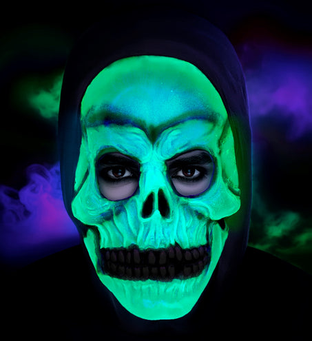 Close-up schedelmasker dat groen oplicht in het donker, voor Halloween