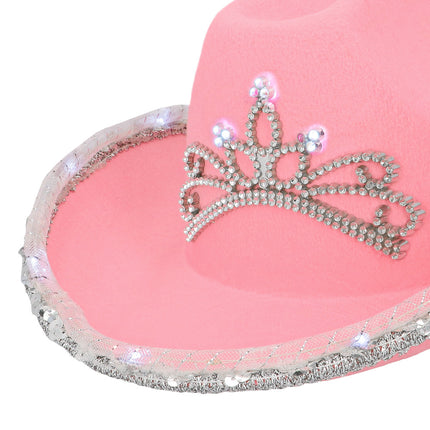 Close-up van de tiara met ledlichtjes en de paillettenrand met gaasband van de LED cowboyhoed Glimmer