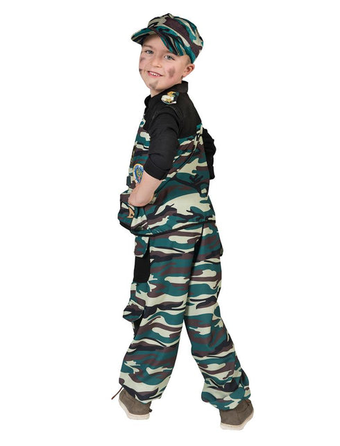 Combat Trooper kostuum jongens van opzij met zijzak met zwarte klep en goudkleurig schouderstuk