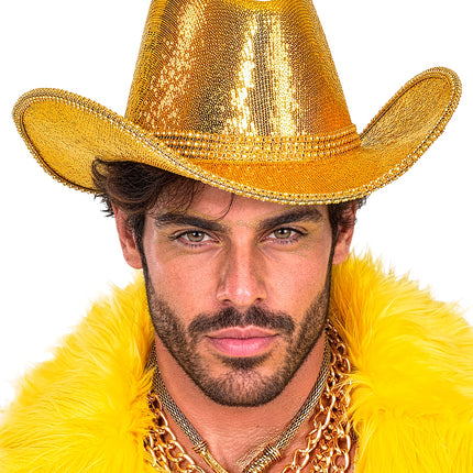 Cowboyhoed goud met pailletten gedragen door heer, glanzende bol en brede rand