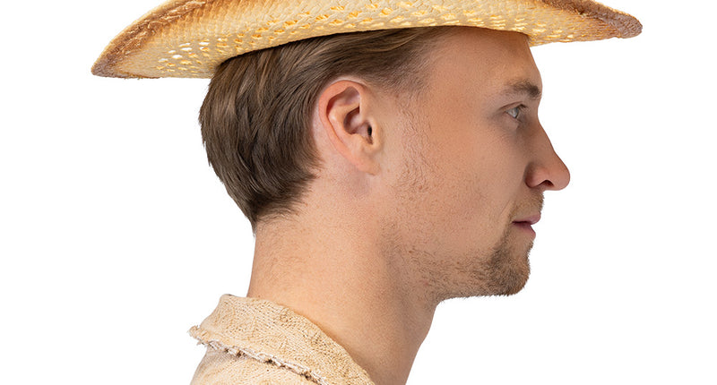 Cowboyhoed Sunville naturel van gevlochten papier, van opzij gedragen door een man, met bruin getinte rand