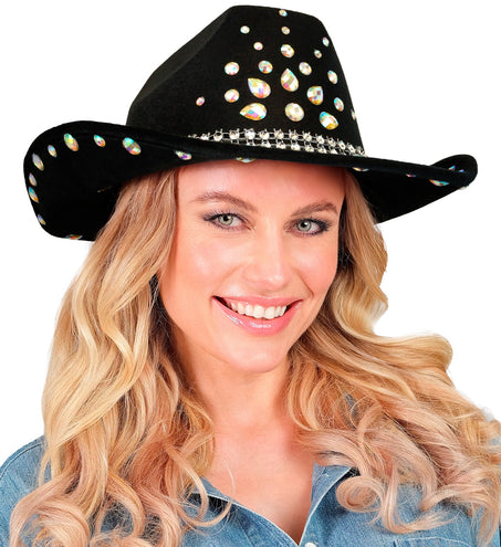 Cowboyhoed zwart met diamanten Sem op lang blond haar bij een spijkerblouse in countrylook
