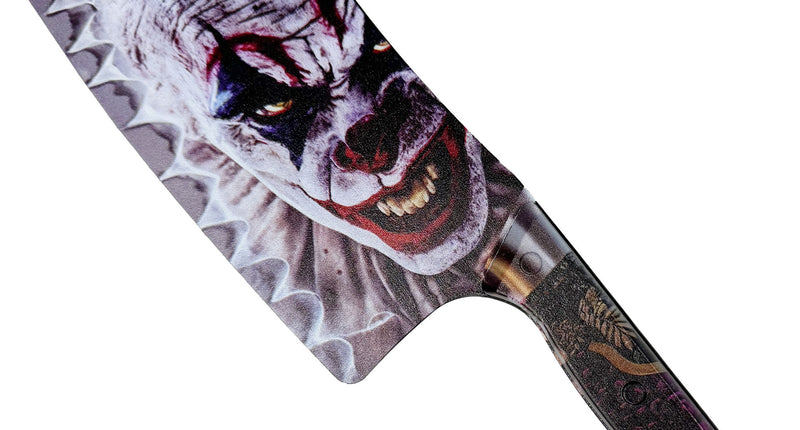 Creepy clown hakbijl met grijnzende horrorclown op het blad en donker heft met paarsrode spetters, voor Halloween
