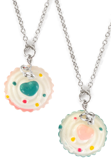 Cupcake ketting in roze en mintgroen met crèmewit glazuur en gekleurd hartje aan zilverkleurige schakelketting