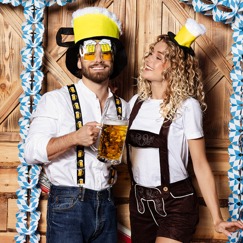 Dame met diadeem bierpul Prosit naast Oktoberfestlook met bretels en bierpul