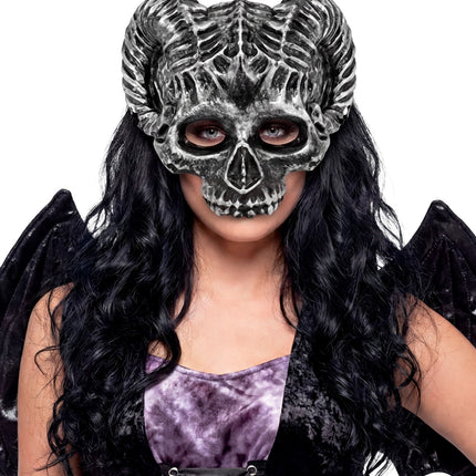 Dame met schedel masker ram en zwarte pruik voor een griezelfeest