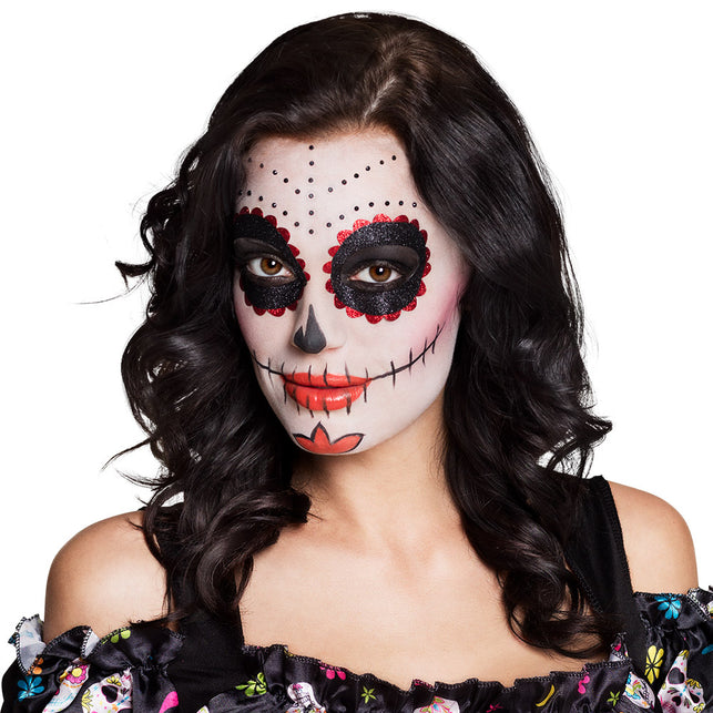 Day of the dead sugar skull look met opgeplakte oogdecoraties en gezichtssteentjes voor Halloween