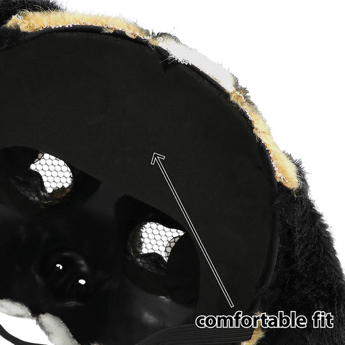 Detail binnenzijde pluchen hondenmasker met gaas in de oogopeningen en zachte pluchen rand