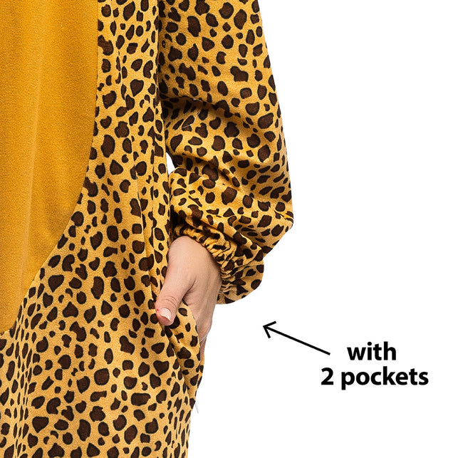 Detail van de bruine luipaardjumpsuit met zijzak en gerimpelde mouwboord