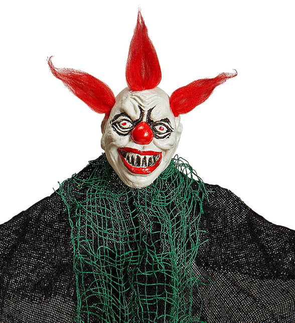 Detail van de clownskop: grijswit gezicht, rode neus, tandengrijns en vijf rode haarplukken
