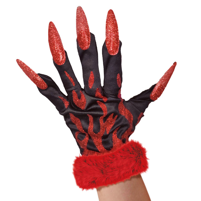 Detail van de duivelhandschoen: spitse rode glitternagels en rood steentje op de handrug