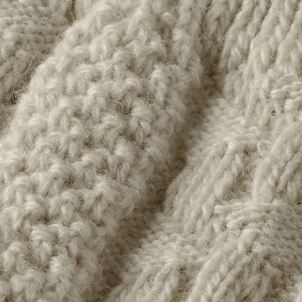 Detail van het gebreide kabel- en noppenpatroon van de off white Tiroler kniekousen