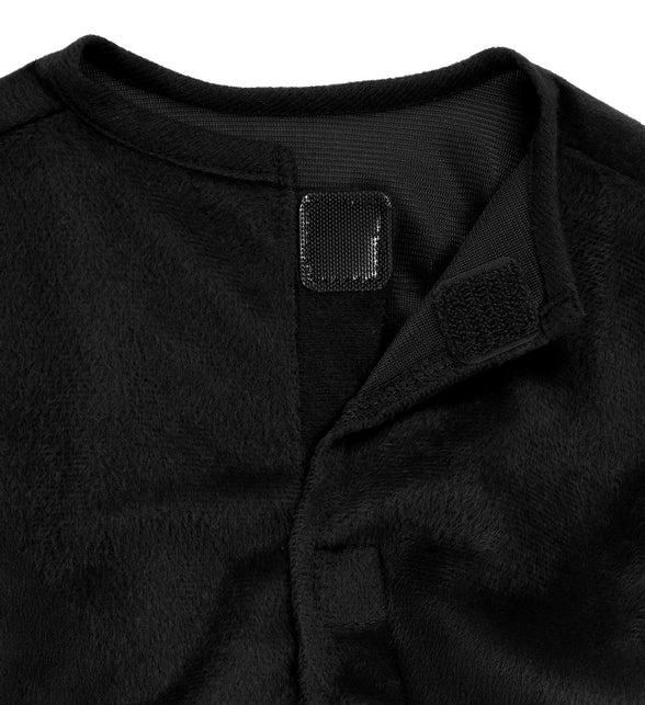 Detail nekopening vleermuis kostuum kind met zwarte klittenbandsluiting