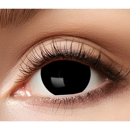 Detail van een oog met de Mini sclera Night contactlens, donker tot over de rand van de iris