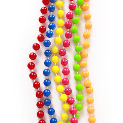 Detail van de ronde glanzende kralen per kleur op een lichte draad, voor een themafeest