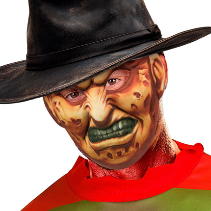 Detail van stoffen Freddy masker met brandplekken en diepe rimpels op het gezicht