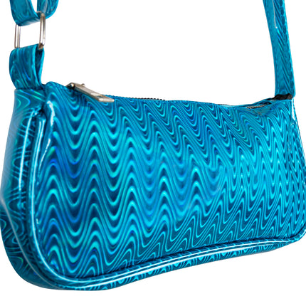 Detail van het turquoise tasje met glanzend golfpatroon, rits en metalen schuifgesp op de band