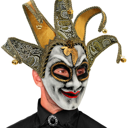 Detail Venetiaans narrenmasker: gouden ornament op voorhoofd en okergele kapvoering