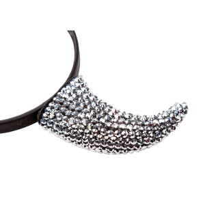 Detail van de zilverkleurige steentjes op de gebogen hoorn en de zwarte haarband