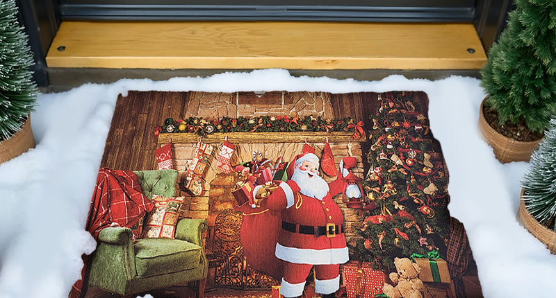 Deurmat Kerstmis met kerstman en cadeauzak, in de sneeuw voor een donkere voordeur tijdens de feestdagen