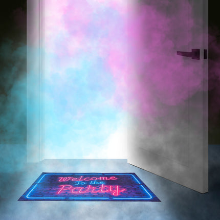 Deurmat Welcome to the party met roze neonletters voor een open deur in roze en blauwe rook, sfeer voor een neon party
