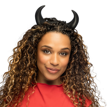 Diadeem duivelhoorntjes zwart gedragen door dame met krullend haar, duivelslook voor Halloween