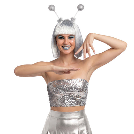 Diadeem Globe zilver met hoge bollen boven een zilvergrijze bobpruik, als alienlook voor een ruimtefeest