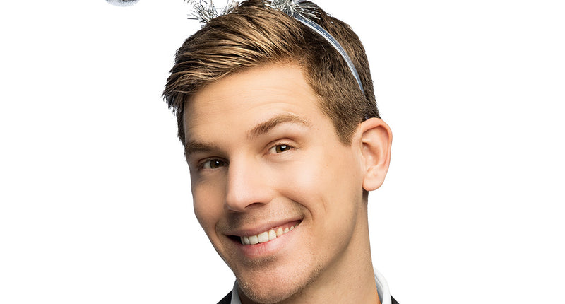 Diadeem Globe zilver met twee glanzende bollen op spiraalveren en zilveren folie aan de basis, gedragen door een man