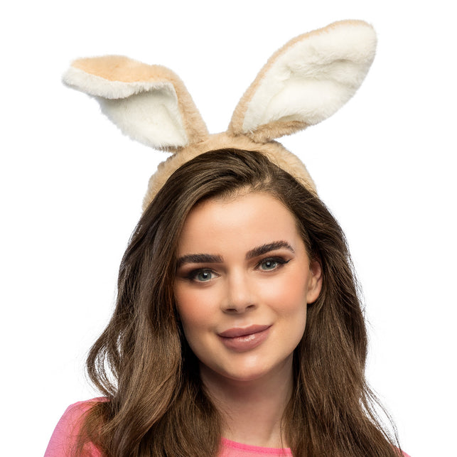 Diadeem Spring bunny konijnenoren in beige pluche met crèmewitte binnenkant, gedragen door een vrouw