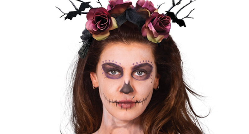 Diadeem met vleermuizen: zwarte takken met vleermuisjes en oudroze rozen, gedragen bij een Halloweenlook